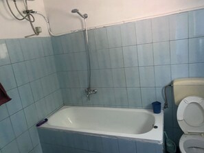Haartrockner, Bidet, Handtücher, Seife