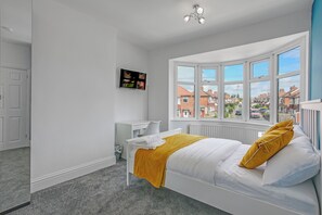 5 bedrooms, iron/ironing board, WiFi, bed sheets