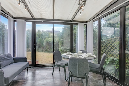 Luxury 5 Bedroom Home in Newcastle