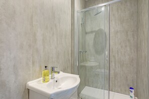 Shower, hair dryer, towels, soap - Luxury 5 Bedroom Home in Newcastle (Newcastle upon Tyne)