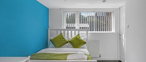 5 bedrooms, iron/ironing board, WiFi, bed sheets