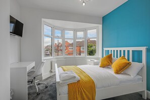 5 bedrooms, iron/ironing board, WiFi, bed sheets