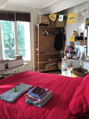 Bureau, fer et planche à repasser, Wi-Fi gratuit, draps fournis