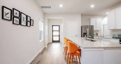 NEW 4BR Retreat with Game Room + 75” TV Near The Woodlands Trails & Shops