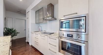 Luxury 2 Bedroom/2 Bathroom Downtown Toronto Condo!