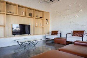 Smart TV, ping pong, books