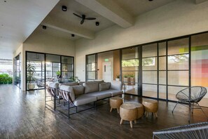 المنشأة من الداخل