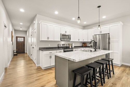 Charming 3-bedroom townhome with a backyard, WiFi and AC in delightful Plover WI