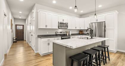 Charming 3-bedroom townhome with a backyard, WiFi and AC in delightful Plover WI