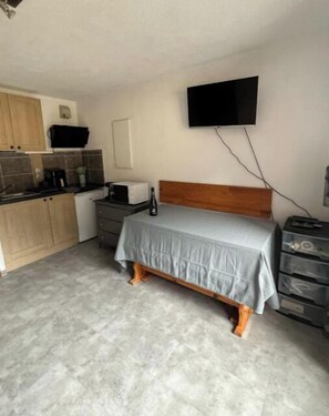 2 bedrooms, bed sheets