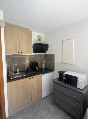 Réfrigérateur, micro-ondes, plaque de cuisson, cafetière/bouilloire