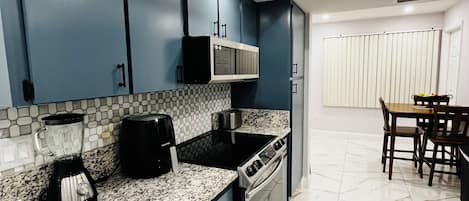 Mikrowelle, Ofen, Herdplatte, Geschirrspüler