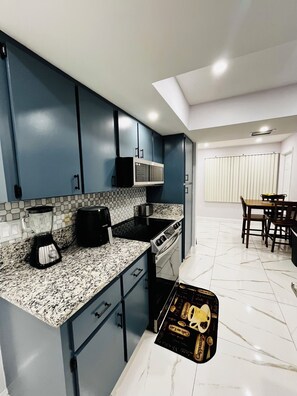 Microwave, oven, stovetop, dishwasher - 2-bedroom charming inground pool house in Port St. Lucie FL (Port St. Lucie)