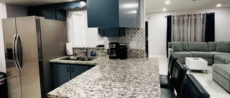 Microondas, horno, parrilla de estufa y lavavajillas