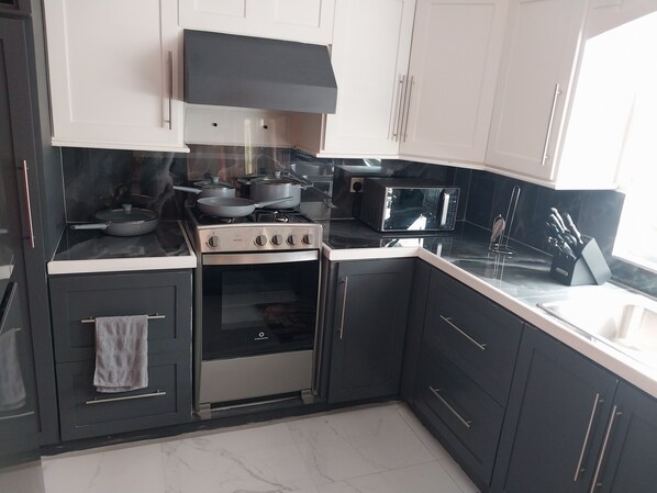 Kühlschrank, Mikrowelle, Ofen, Herdplatte