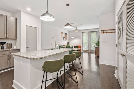 内装. Stylish Modern Queen Suite + Parking, Pet Friendly
