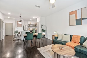 TV, fireplace, books, stereo - Stylish Modern Queen Suite + Parking, Pet Friendly (Atlanta)