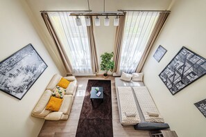 2 quartos, ferros/tábuas de passar roupa, berço de viagem