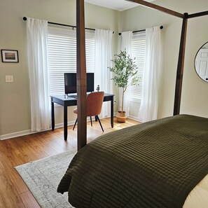 3 slaapkamers, een bureau, een strijkplank/strijkijzer, reisbedje