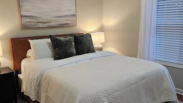 3 habitaciones, escritorio y tabla de planchar con plancha