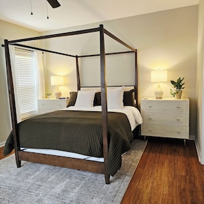 3 chambres, bureau, fer et planche à repasser, lit de bébé portatif