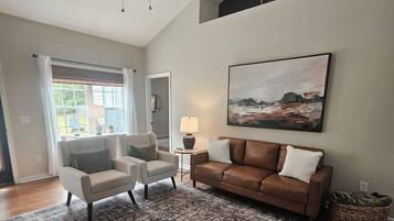 Smart TV, libros y monitor de computadora