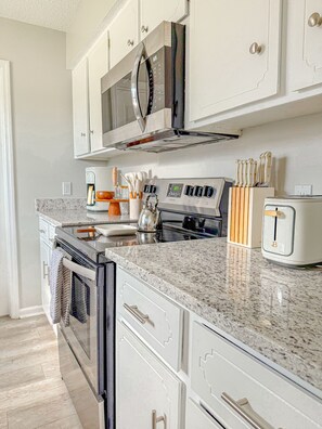 Private kitchen - Ample Parking Near Ft Stewart, Richmond Hill, I-95 (Midway)