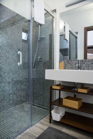 Haartrockner, Bidet, Handtücher, Seife