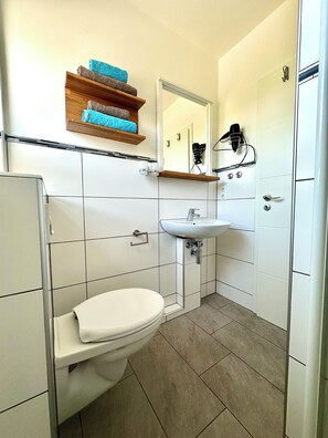 Dusche, Haartrockner, Handtücher, Seife