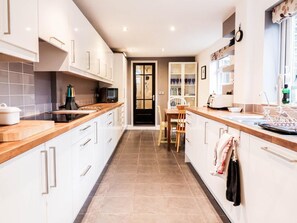 Fridge, microwave, oven, dishwasher - Your London Base with Garden - Pass the Keys (London)