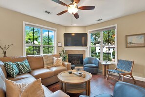 Smart TV, lareira, livros