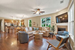 Smart TV, lareira, livros