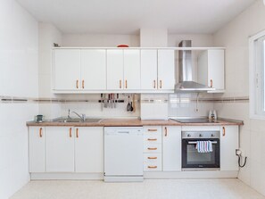 Kühlschrank, Ofen, Geschirrspüler, Wasserkocher mit Kaffee-/Teezubehör