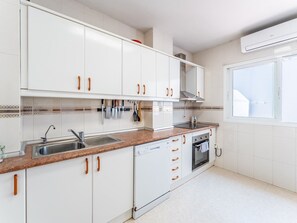 Kühlschrank, Ofen, Geschirrspüler, Wasserkocher mit Kaffee-/Teezubehör