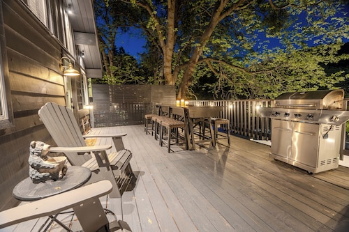 Treehouse cabin newly renovated minutes to Lake Gregory!