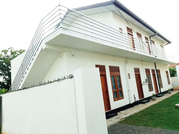 المنشأة  من الخارج