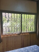 Apartamento familiar, balcón, vistas al río | Caja fuerte y cortinas opacas