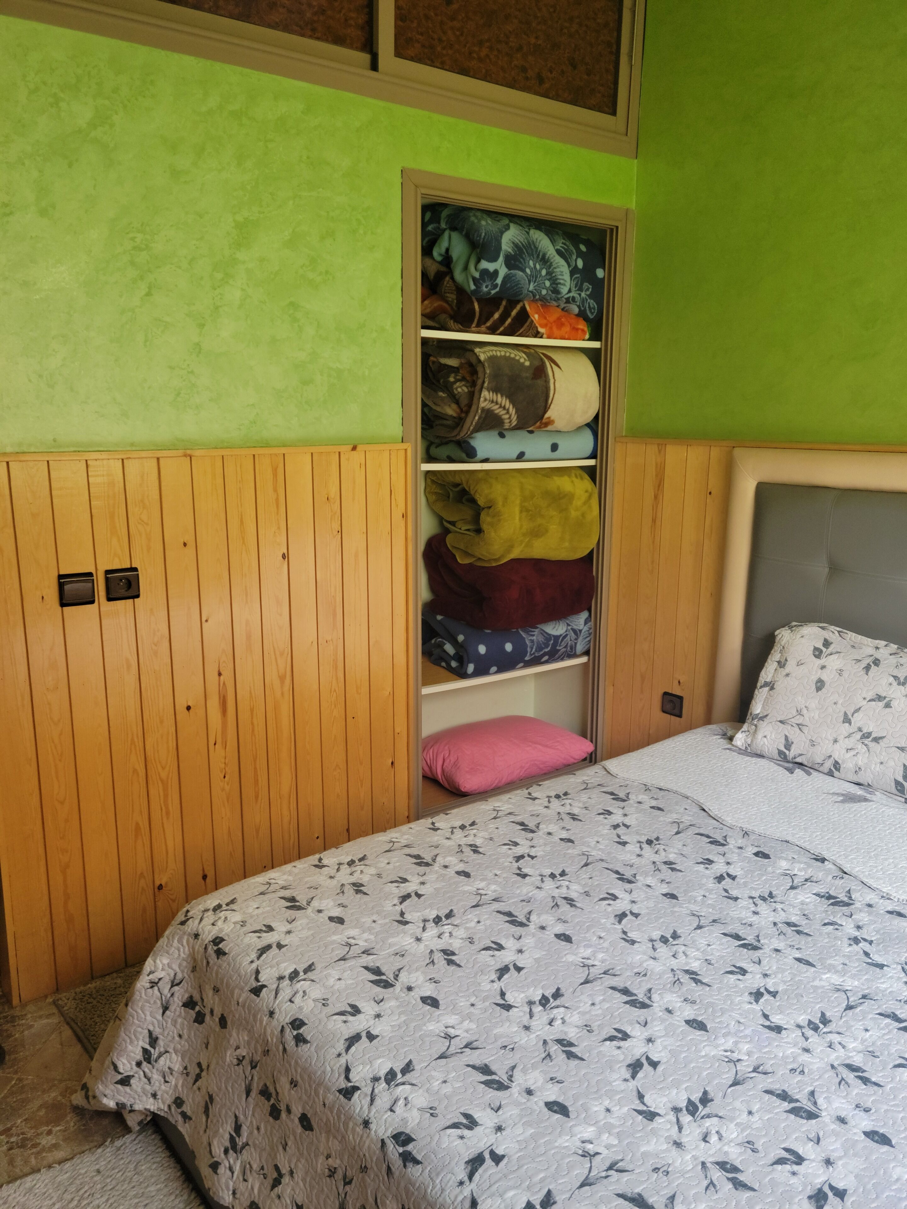 Penthouse Confort, balcon, vue fleuve | Coffres-forts dans les chambres, rideaux occultants