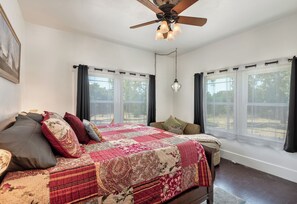 2 habitaciones, escritorio, tabla de planchar con plancha y wifi gratis 