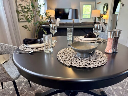 ATV trail nearby, dog-friendly 1-bed apartment in D-F with fully-stocked kitchen