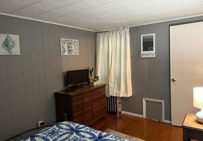 Tabla de planchar con plancha, wifi y ropa de cama 