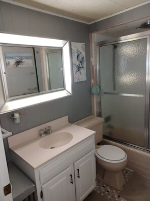 Hair dryer, towels, soap, toilet paper - Charming 2-bedroom townhome in Coaldale close to St Lukes Hospital. (Coaldale)