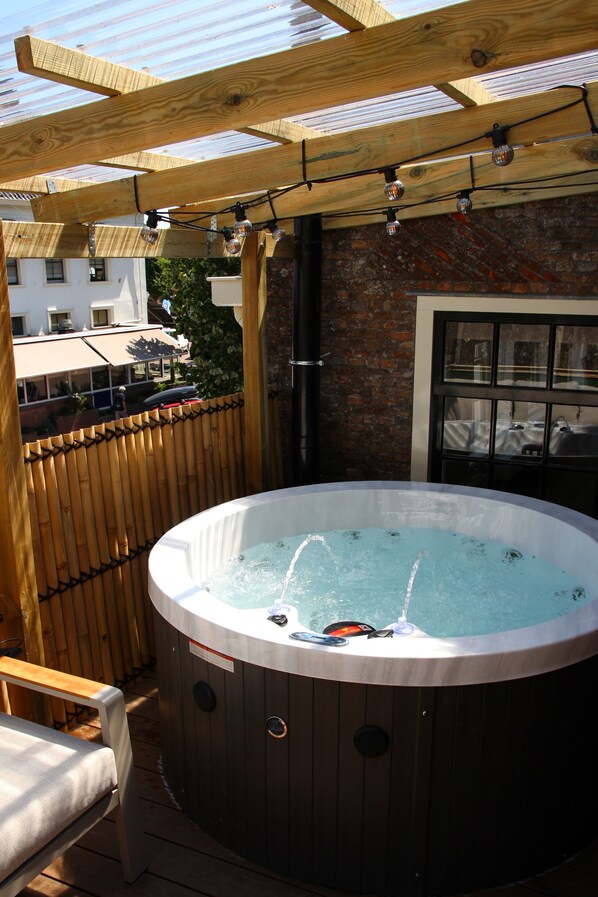 Outdoor spa tub