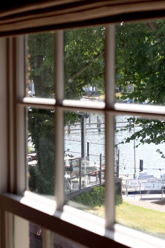 Luxury boutique stay with sauna & jacuzzi on the harbor of Medemblik!