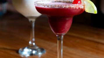 Deux cocktails sur une table en bois.