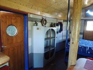 واي فاي مجانًا وملاءات أسرّة