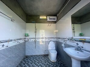 Douche, articles de toilette gratuits, sèche-cheveux, chaussons