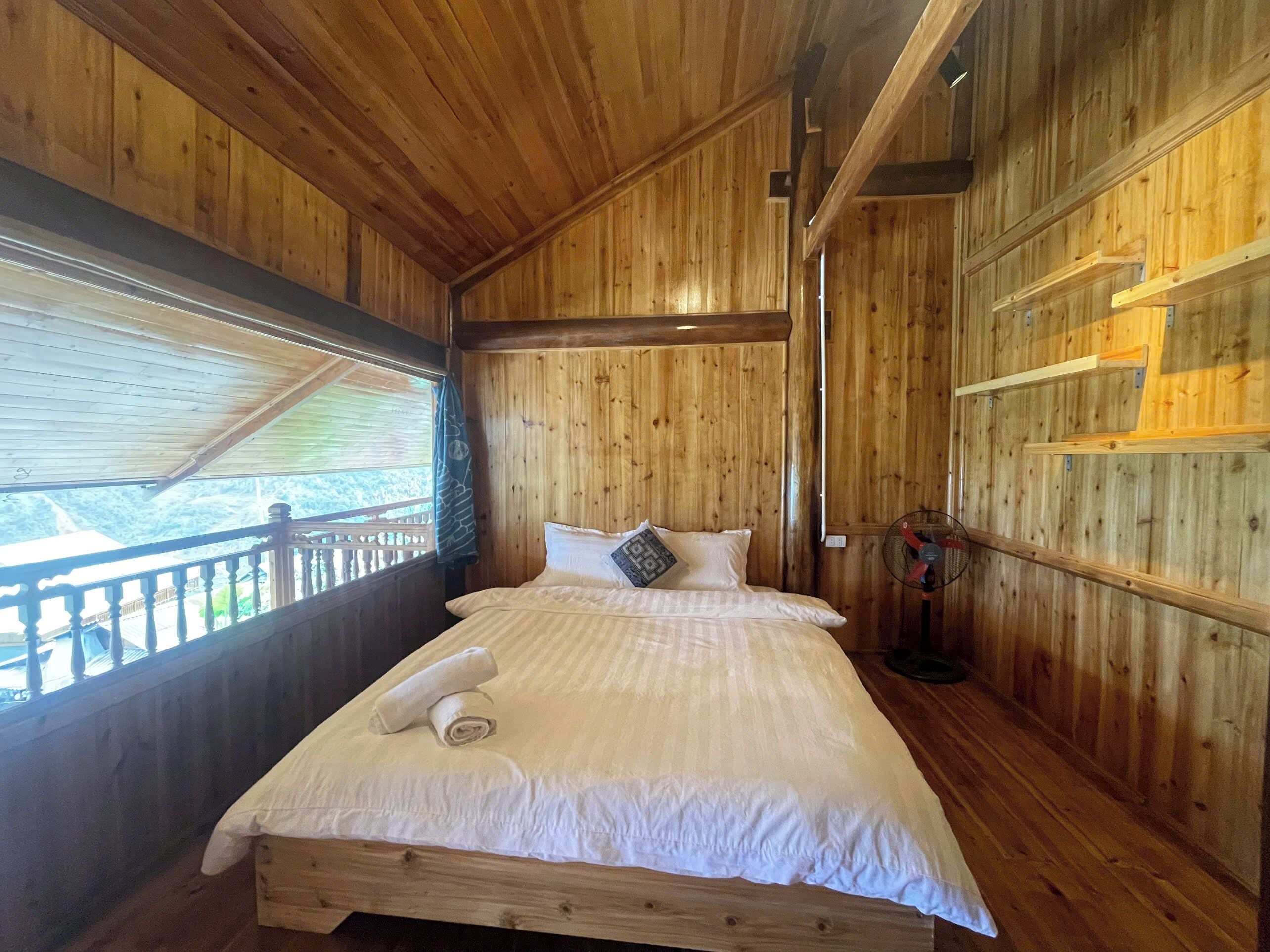 Quarto casal básico | Camas com colchões de espuma com sistema de memória, escrivaninha