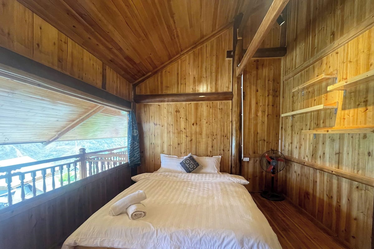 Chambre de base double | Lit avec matelas en mousse à mémoire, bureau