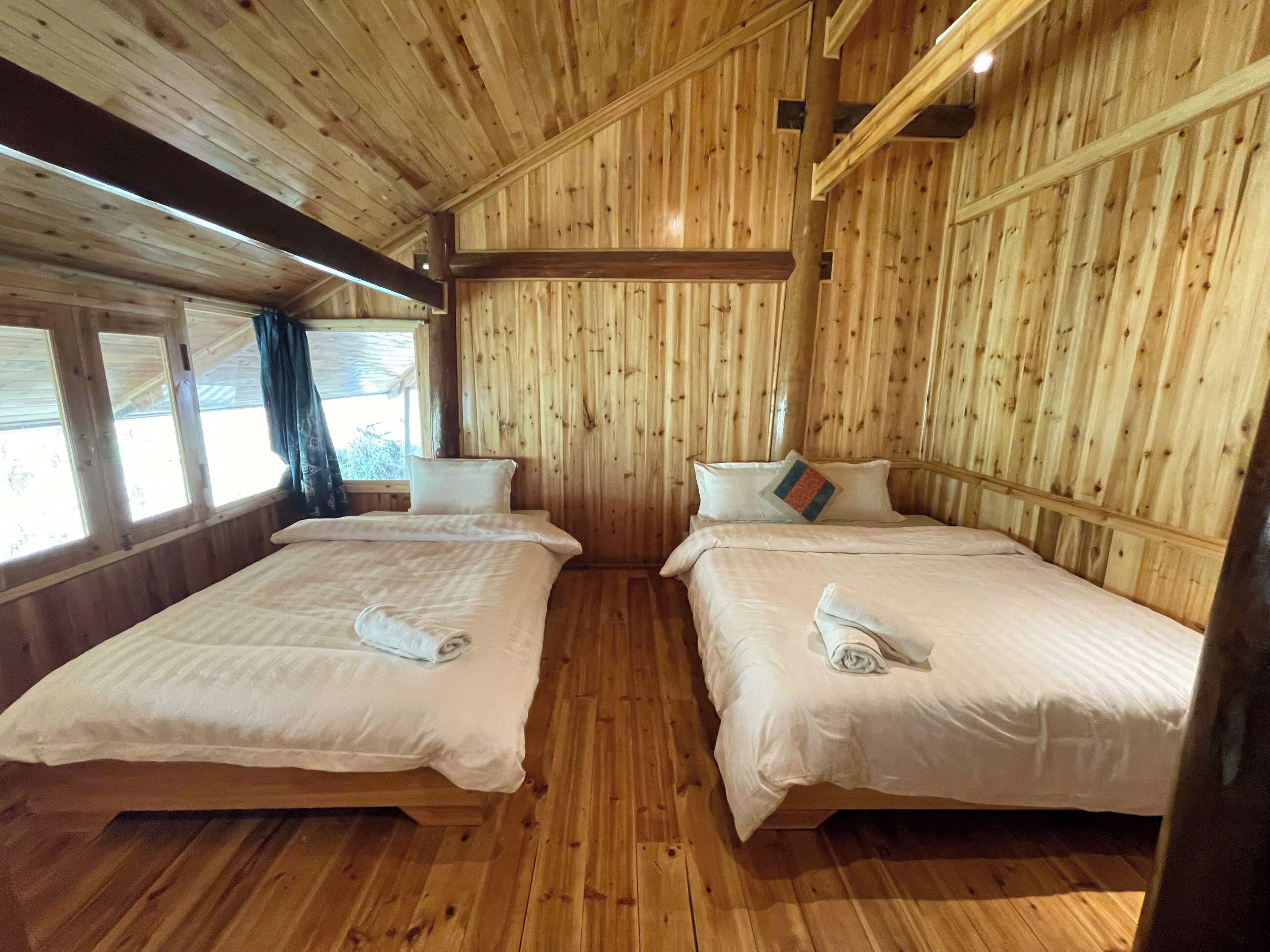 Quarto família | Camas com colchões de espuma com sistema de memória, escrivaninha